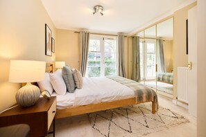 2 habitaciones, tabla de planchar con plancha y ropa de cama 