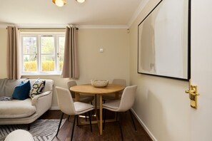 Dining - The Brompton Park Escape Bright 2bdr Flat With Patio Access (London)