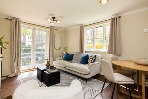 Apartment (2 Bedrooms) | Living area - The Brompton Park Escape Bright 2bdr Flat With Patio Access (London)