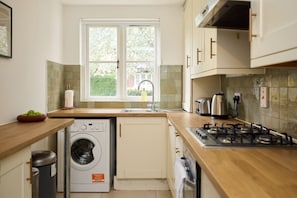 Appartement (2 Bedrooms) | Privékeuken | Een koelkast, een oven, een vaatwasser