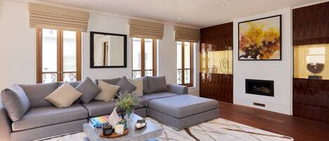 Apartment (3 Bedrooms) | Living area