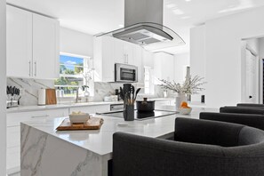 Kylskåp, mikrovågsugn, ugn och spishäll