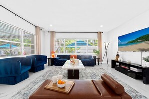 تلفزيون، كُتُب، مكتب