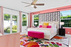 4 chambres, bureau, fer et planche à repasser, lit de bébé portatif