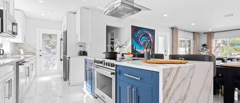 冷蔵庫、電子レンジ、オーブン、コンロ