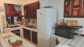Geladeira, micro-ondas, cooktop, torradeira