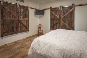 4 bedrooms, iron/ironing board, free WiFi, bed sheets - NEW 4-bedroom house , VIOLA SUITE SPOT check out the GREAT rates for 2025 (Viola)