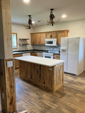 Een koelkast, een microgolfoven, een oven, een kookplaat