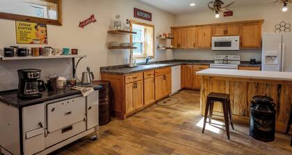 NEW 4-bedroom house , VIOLA SUITE SPOT check out the GREAT rates for 2025