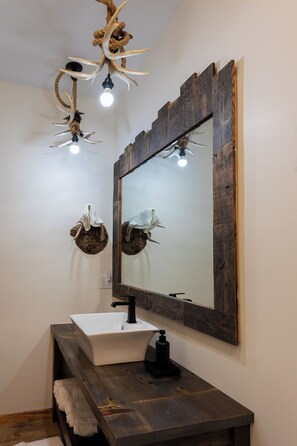 Interior - NEW 4-bedroom house , VIOLA SUITE SPOT check out the GREAT rates for 2025 (Viola)
