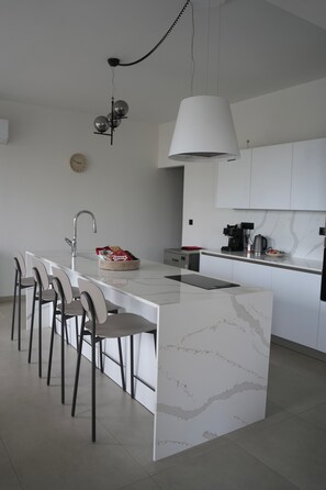 Fridge, microwave, oven, stovetop - Blue Hills Villa (Rhodes)