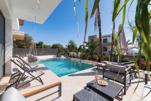 Una piscina al aire libre
