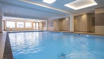 Apartemen | Kolam renang | Kolam renang indoor dan kolam renang outdoor