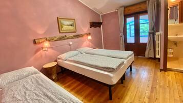 Camera tripla, balcone | Una scrivania