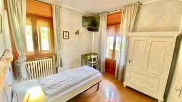 Einzelzimmer, Balkon | Badezimmer | Duschwanne, Haartrockner, Handtücher, Seife