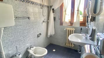 Combinazione doccia/vasca, asciugacapelli, asciugamani, sapone