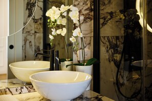 Douche, baignoire à remous, séchoir à cheveux, bidet