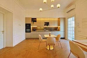 Microwave, oven, stovetop, dishwasher - Luxurious panoramic penthouse overlooking St. Peter's dome - Residenza Alferini (Roma)