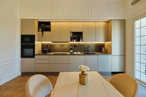 Mikrovågsugn, ugn, spishäll och diskmaskin