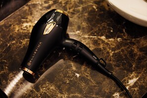 Douche, baignoire Ă jets, sĂšche-cheveux, bidet