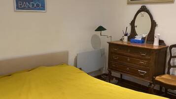 3 bedrooms, iron/ironing board, travel crib