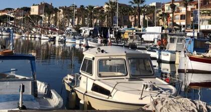 5min from beaches, 2 + 1 bedroom through apartment with garden