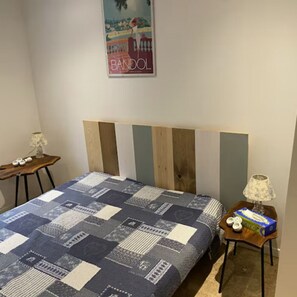 3 chambres, fer et planche à repasser, lit parapluie