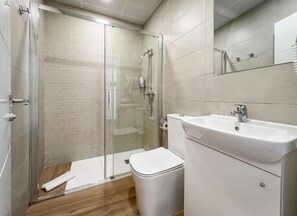 Een douche, een haardroger, handdoeken