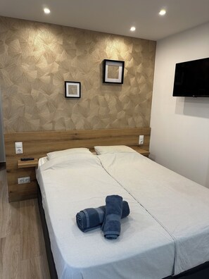 1 bedroom, iron/ironing board, travel crib, free WiFi - SunSands Studio 1B with patio Playa 76 Carihuela (Torremolinos)