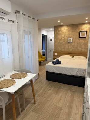 1 bedroom, iron/ironing board, travel crib, free WiFi - SunSands Studio 1B with patio Playa 76 Carihuela (Torremolinos)