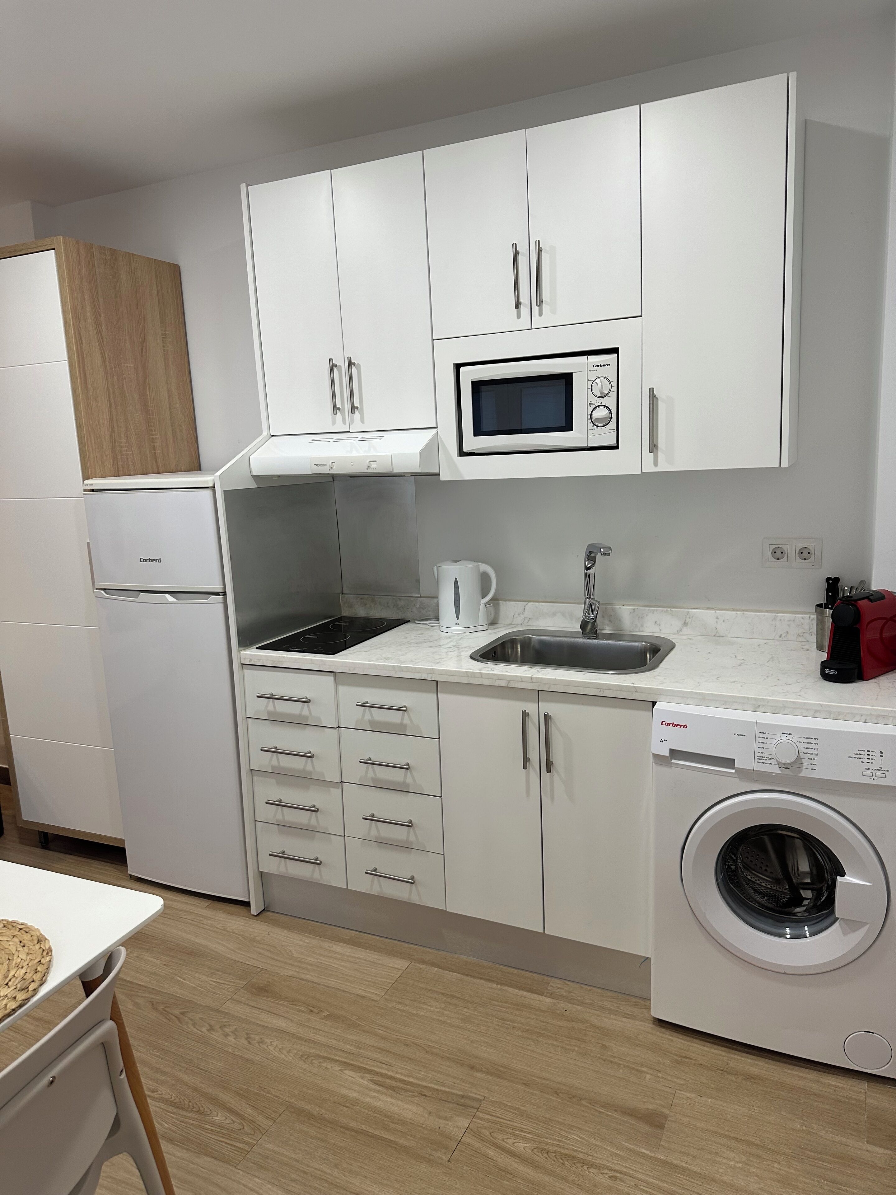 Frigorífico, microondas, placa de cocina y cafetera o tetera