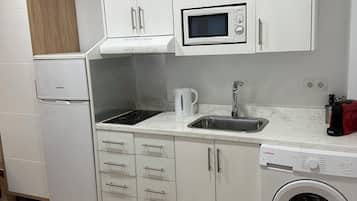 Frigorífico, microondas, placa de cocina y cafetera o tetera