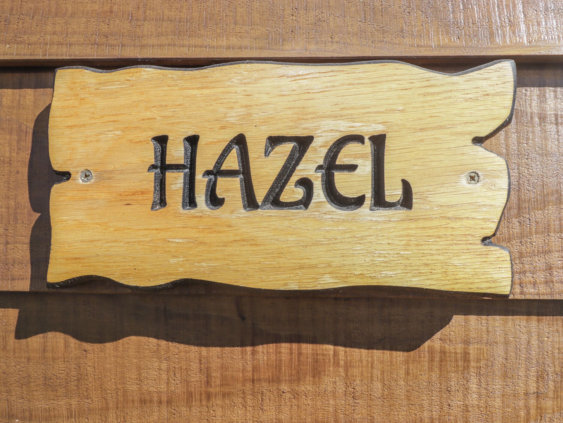 Un letrero de madera con el nombre 
