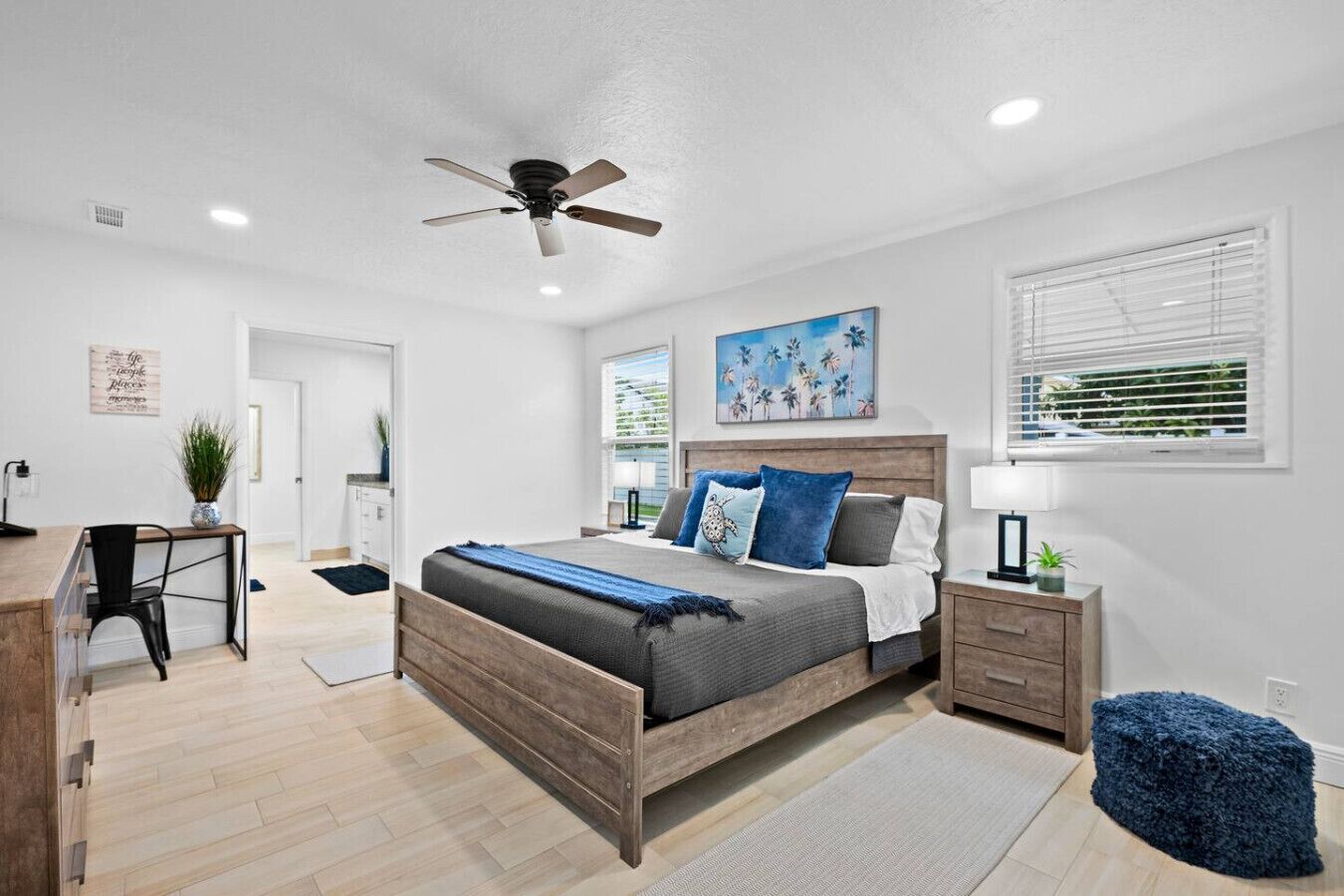 3 quartos, escrivaninha, ferros/tábuas de passar roupa