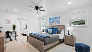 3 quartos, escrivaninha, ferros/tábuas de passar roupa