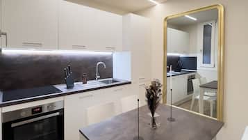 Kühlschrank, Ofen, Geschirrspüler, Kochgeschirr/Geschirr/Besteck