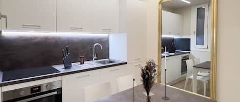 Fridge, oven, dishwasher, cookware/dishes/utensils