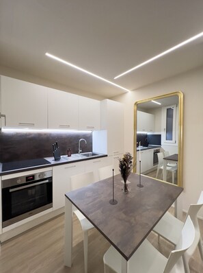 Fridge, oven, dishwasher, cookware/dishes/utensils