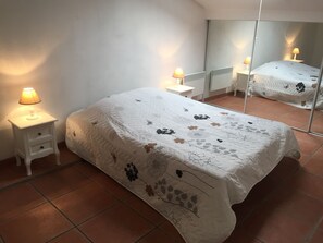 2 chambres, fer et planche à repasser, Wi-Fi, draps fournis