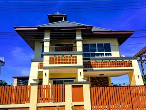 Phòng tập thể, 4 phòng ngủ, ban công, quang cảnh vườn | Lối vào nơi lưu trú