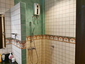 Phòng tập thể, 4 phòng ngủ, ban công, quang cảnh vườn | Phòng tắm