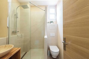 Apartment | Bathroom | Hair dryer, towels, shampoo, toilet paper