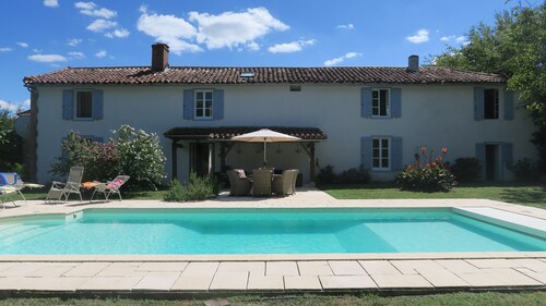 SPACIEUSE ET BELLE maison 4ch 4sdb, piscine privee, grand jardin Internet et TV