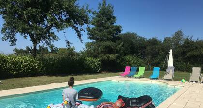 SPACIEUSE ET BELLE maison 4ch 4sdb, piscine privee, grand jardin Internet et TV