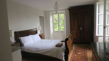 4 chambres, coffres-forts dans les chambres, bureau