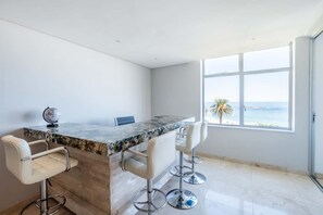 3 bedrooms, Internet - Ocean View Camps Bay 3bed Apt Beach Vistas (Cape Town)