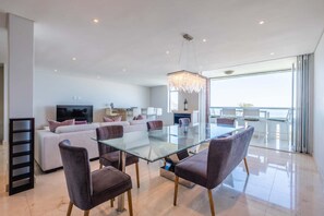 3 bedrooms, Internet - Ocean View Camps Bay 3bed Apt Beach Vistas (Cape Town)