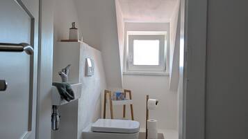 Dusche, Haartrockner, Handtücher, Toilettenpapier