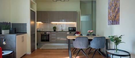 Een koelkast, een magnetron, een oven, een kookplaat