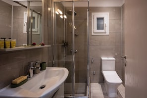 Douche, sèche-cheveux, serviettes fournies